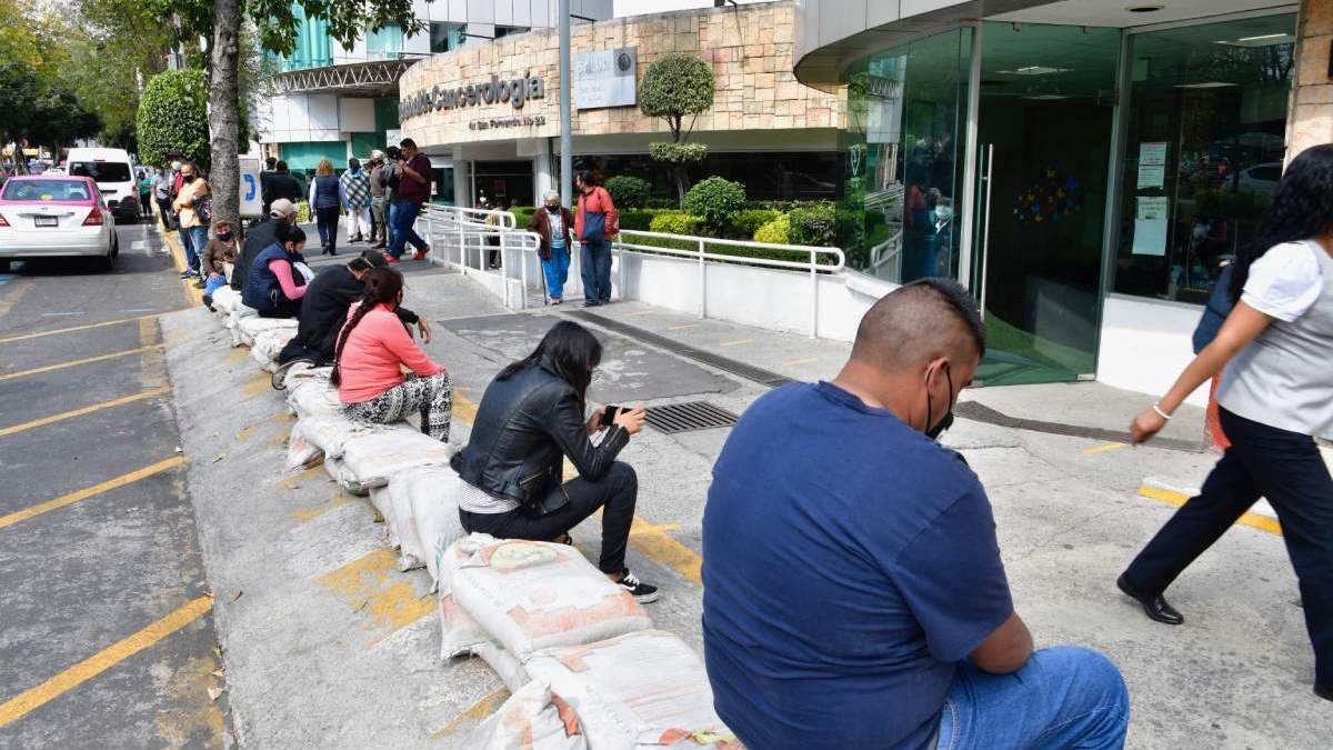Familiares de pacientes con covid aguardan afuera de hospitales de la CDMX