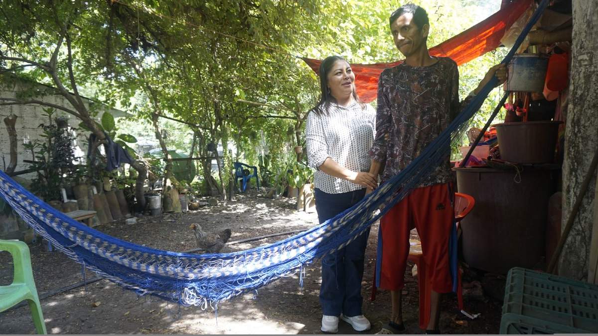 Obdulia Caballero cuida a Hipólito, quien padece ataxia espinocerebelosa 7
