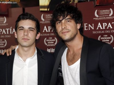 "¿Sois la misma persona?": Mario Casas y su hermano enamoran a sus fans con esta foto