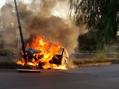 Desastre en Neuquén Capital: chocó contra un árbol, se le prendió fuego el auto y huyó