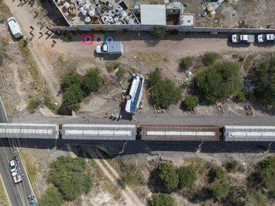 Tren embiste a un autobús “Flecha Azul” en Querétaro; hay seis muertos
