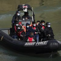 Francia y Reino Unido acuerdan un “proyecto piloto” de intercambio de migrantes