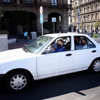 Sheinbaum maneja un Tsuru eléctrico creado por la UNAM en el Zócalo (Video)