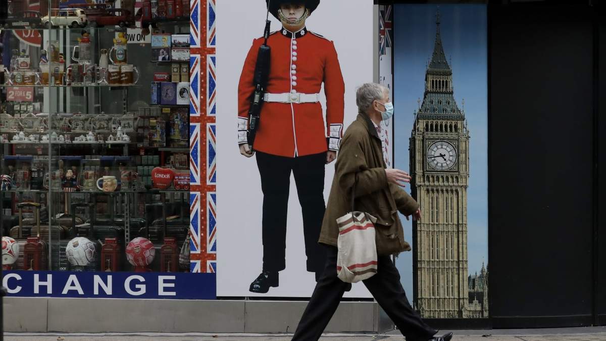 Un hombre con barbijo camina por las calles de Londres. Fuente: (Twitter)