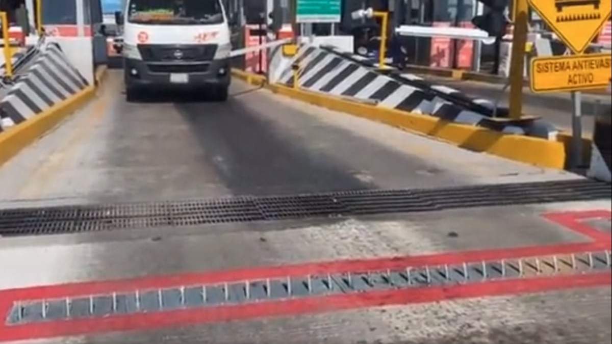 "Ponchallantas" en el Circuito Exterior Mexiquense