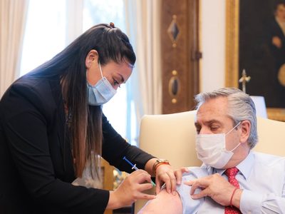 Alberto Fernández se aplicó la tercera dosis de la vacuna contra el coronavirus