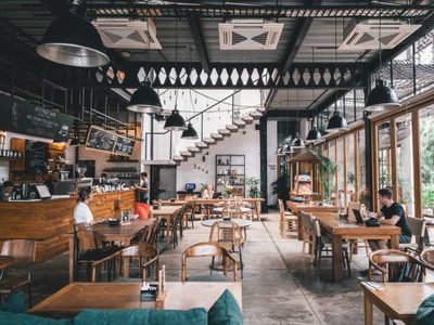 En estado crítico, proyectan plan para restaurantes: menos clientes y mamparas divisorias