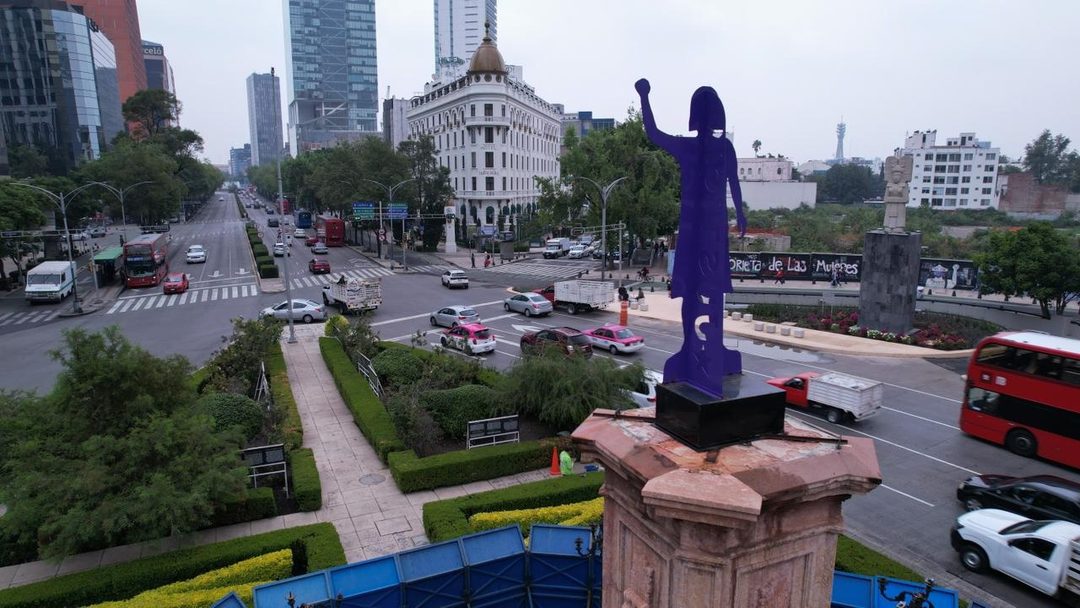 Glorieta de las Mujeres que Luchan y al fondo la escultura la Joven gobernante de Amajac. Foto Miguel Dimayuga