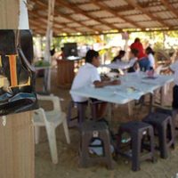 Hijos de 'El Chapo' equipan escuela en Culiacán con pantallas, computadoras, uniformes...