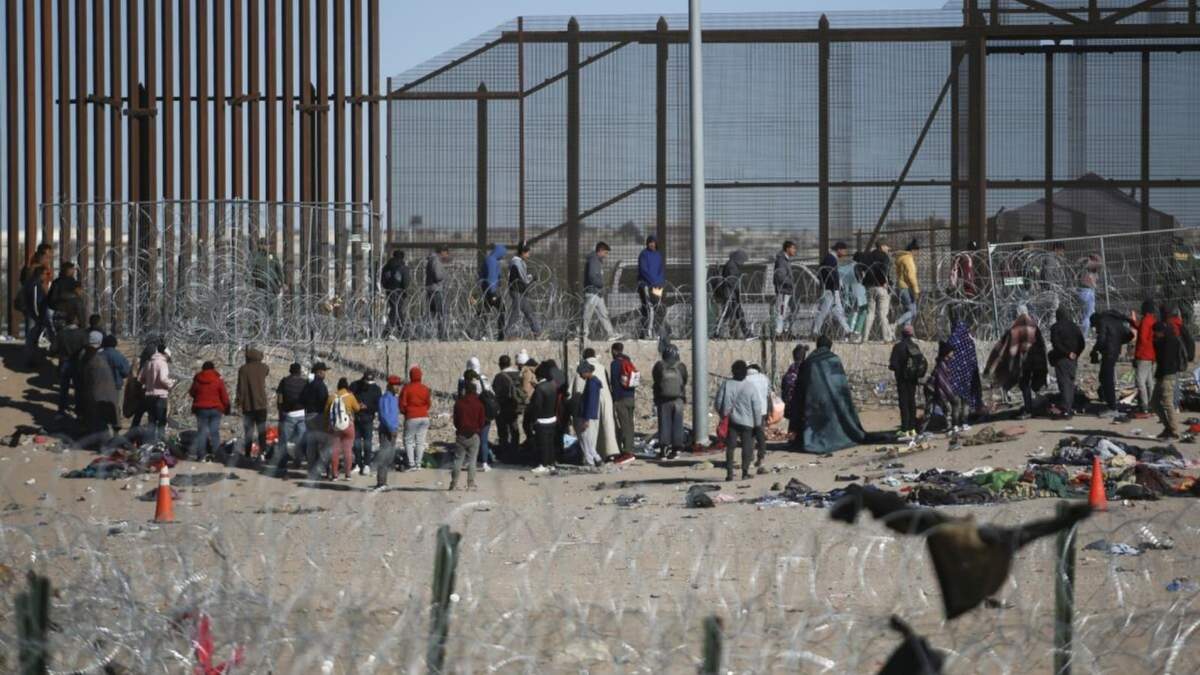 Migrantes formados después de ser detenidos por las autoridades migratorias de Estados Unidos