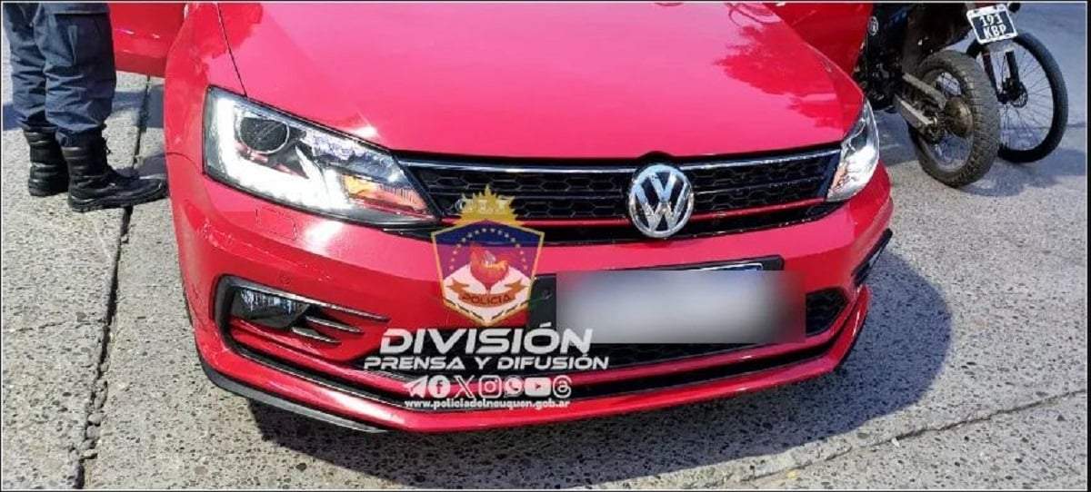El automóvil Volkswagen Vento secuestrado por los policías en Neuquén. Fuente: (Policía de Neuquén)