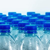 No tires las tapas de las botellas plásticas: mirá la increíble bolsa para compras que podés crear