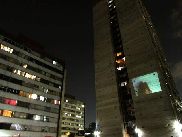 Proyección de "Somos, aunque nos olviden" en el Edificio 5 de Febrero de la unidad habitacional Tlatelolco, en la CDMX.