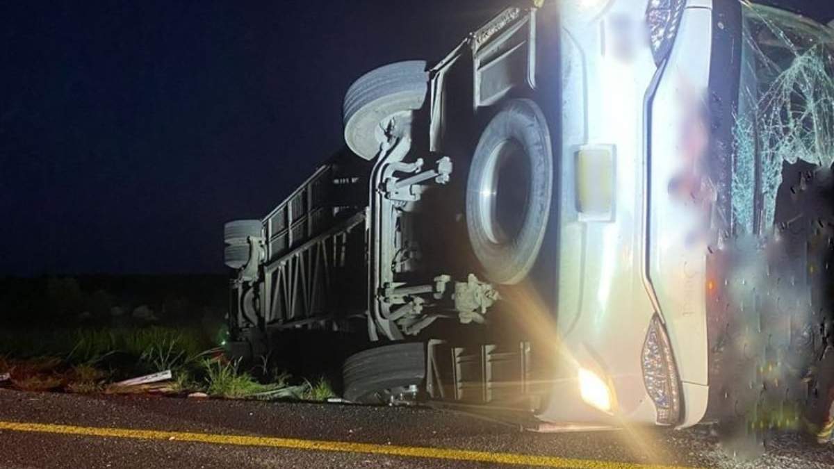 El autobús de pasajeros accidentado en la carretera Reynosa-Monterrey