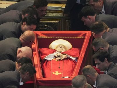 La basílica de San Pedro abre sus puertas para que los católicos se despidan del papa Francisco