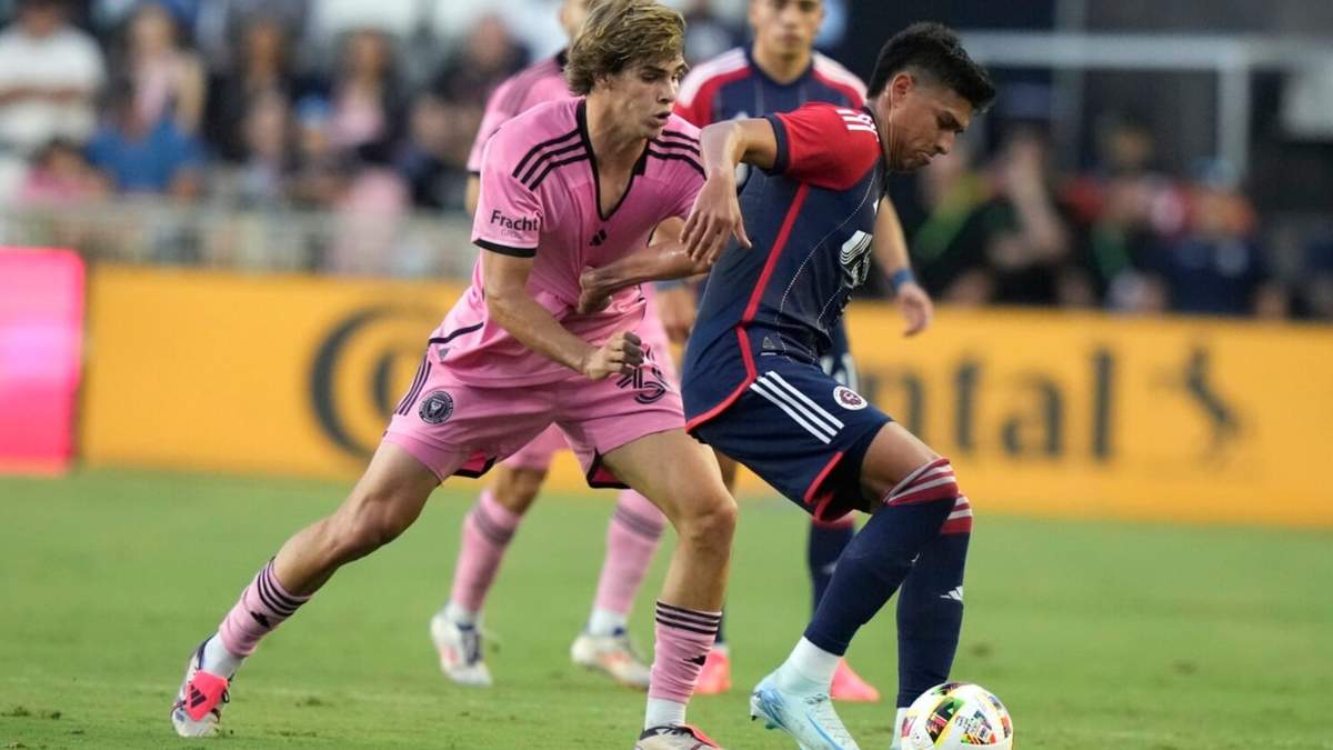 Lionel Messi y los demás jugadores del Inter Miami festejan en una ceremonia por la conquista del Supporters' Shield