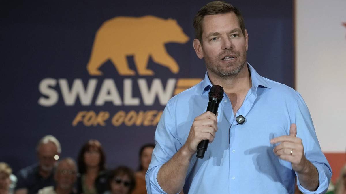 El candidato demócrata Eric Swalwell, en una asamblea pública en Sacramento, California, el martes 7 de abril de 2026