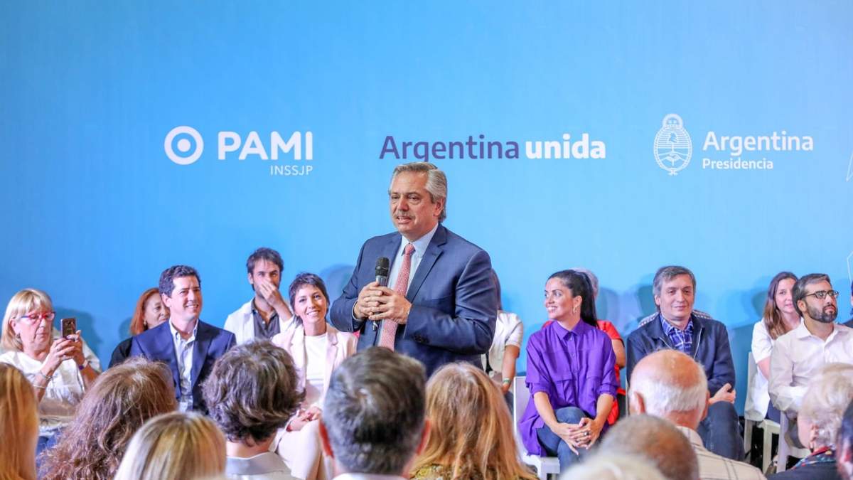 Fernández junto a jubilados. Fuente: (Twitter)