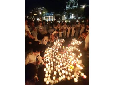 Forman una figura de caballo con veladoras para rendir homenaje a Elena Larrea en zócalo de Puebla