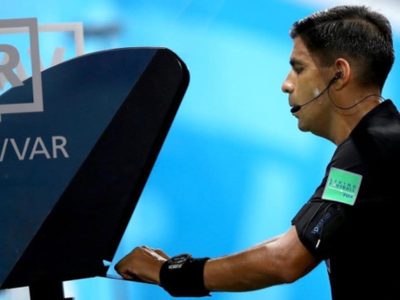 Los árbitros usarán micrófonos para explicar al público sus decisiones al utilizar el VAR