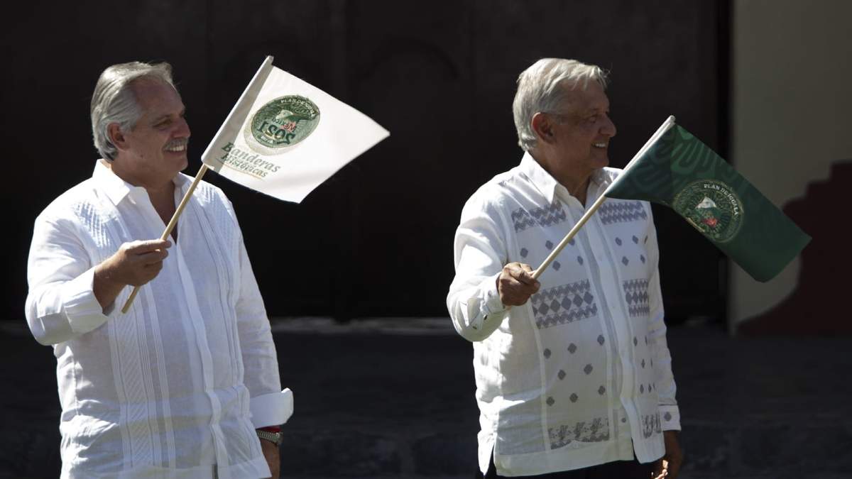 AMLO y Fernández en la ceremonia de conmemoración del Día de la Bandera en Iguala, Guerrero