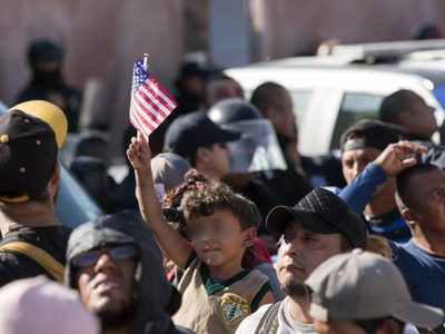 Juez federal de EU ordena frenar nuevas inscripciones al programa DACA