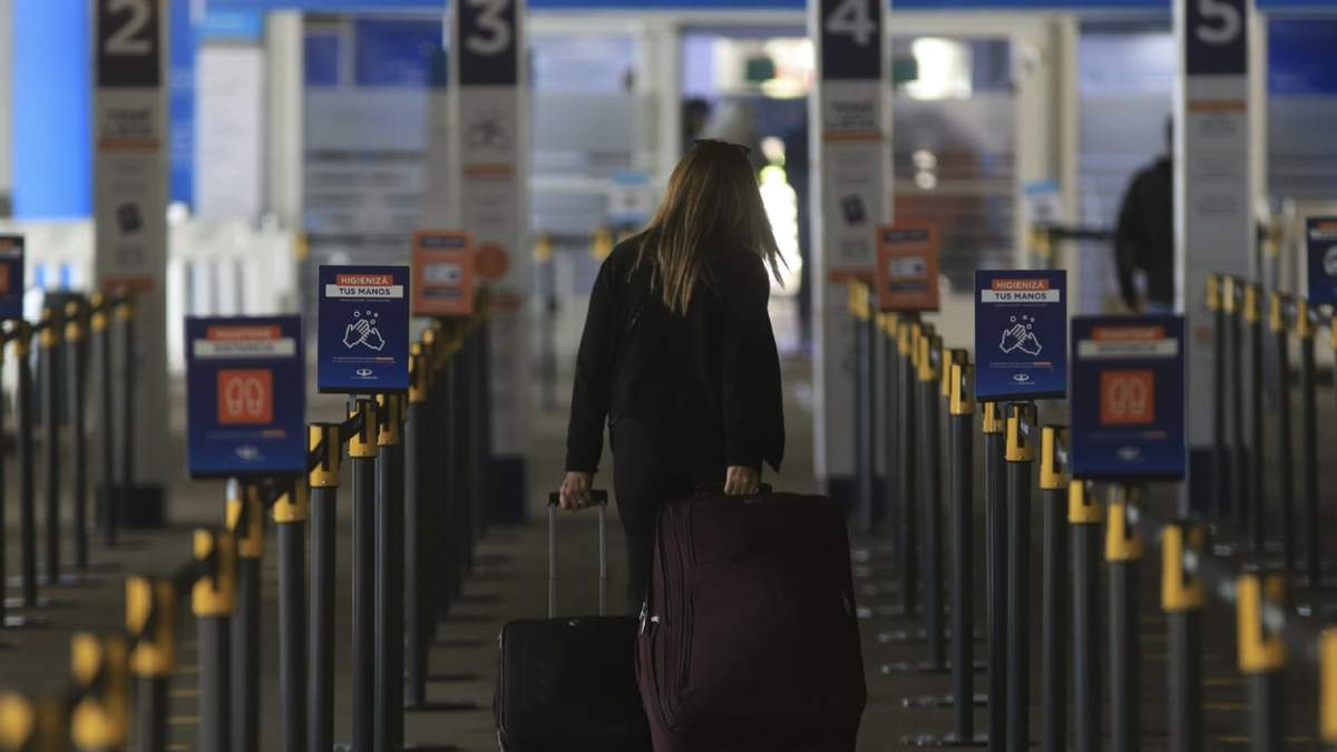 Una mujer sale de la sala de embarque de un aeropuerto. Fuente: (Twitter)