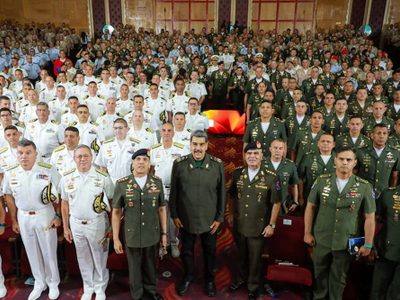 Maduro se prepara para “tomar las armas” en caso de una invasión a Venezuela