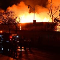 Dos bomberos resultaron heridos al combatir el incendio en la Central de Abasto