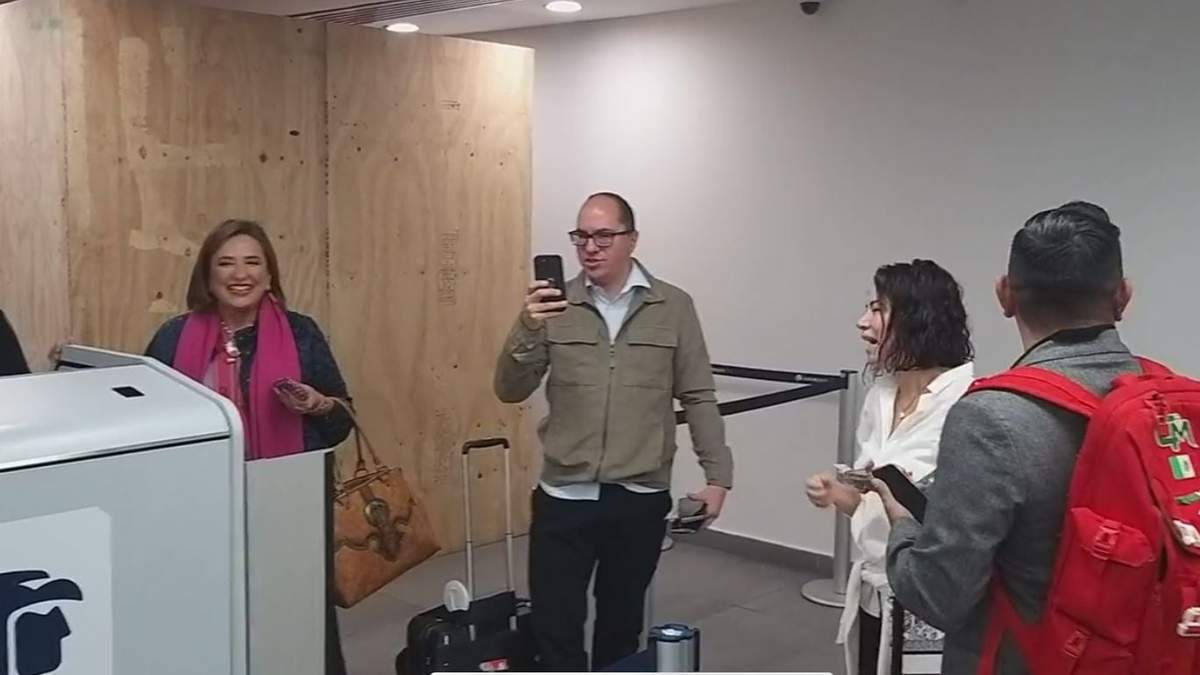 Xóchitl Gálvez en un aeropuerto