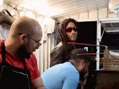 Lenny Kravitz en la CDMX: Baila en puesto ambulante de hamburguesas de la Escandón (Video)