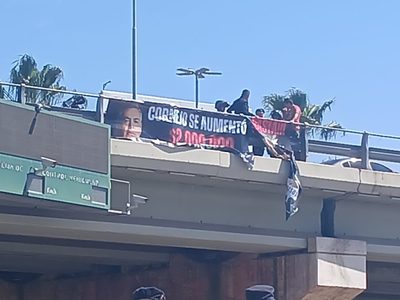 Quisieron detener a judiciales por colgar un cartel contra Cornejo