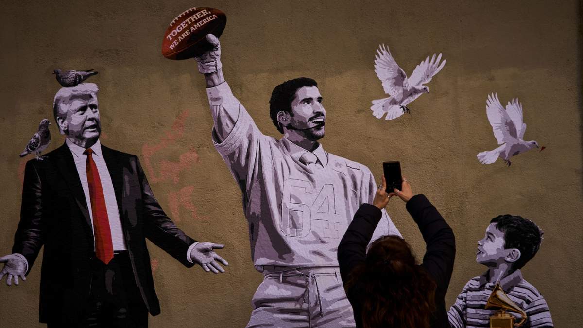 Trump y Bad Bunny en el mural de grafiti del artista Alberto León en Barcelona, España
