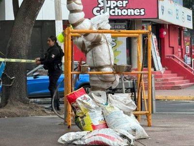 No estaba muerto, era una estatua; un policía acordonó el área pensando que era un cadáver