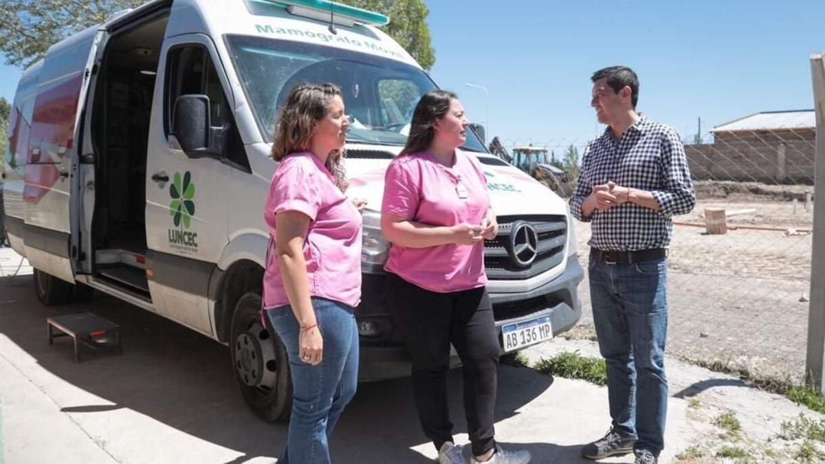 Koopmann junto al mamógrafo móvil en Zapala. Fuente: (Legislatura).