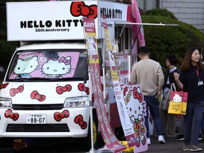 A los 50, Hello Kitty es tan "kawaii" y lucrativa como siempre