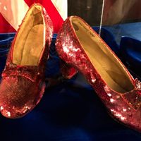 Zapatillas rubí de "El Mago de Oz" en venta casi 2 décadas después de robo