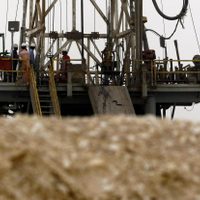 Países petroleros extienden recorte de producción para apuntalar los precios