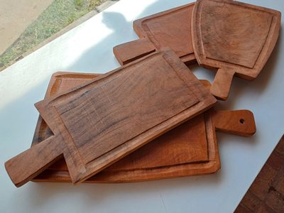 Con dos tablitas de picar de madera, podés hacer este canastito estilo campestre para tu cocina, que es un sueño