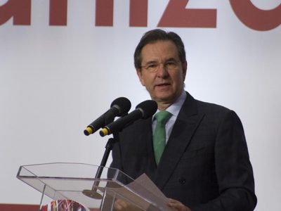 Esteban Moctezuma comenzó a definir cuándo volverán las clases en México