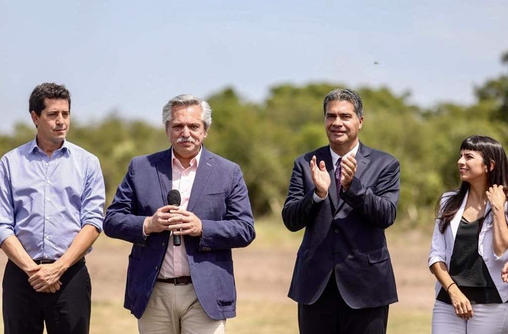 El presidente durante la entrega de viviendas (foto: Twitter).