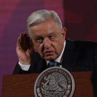 AMLO calla sobre jóvenes desaparecidos en Lagos de Moreno y cuenta chiste: "No oigo"