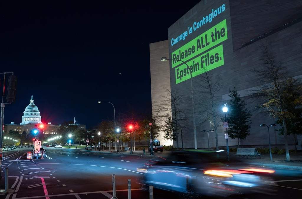 Una proyección titulada "Un mundo sin explotación" se ve en el muro de la Galería Nacional de Arte pidiendo al Congreso que vote a favor de la Ley de Transparencia de los Archivos Epstein en Washington, el lunes 17 de noviembre de 2025