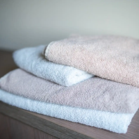 El secreto de la abuela con pocos ingredientes para eliminar las manchas de tintura de tus toallas