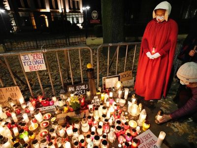 Convocan a protestar en Polonia después de la muerte de una mujer a la que se le negó un aborto