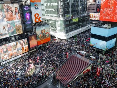 Protestas contra Trump generan ambiente festivo; republicanos las llaman actos de odio a EU