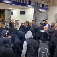 Alumnas encapuchadas fracasan en su intento por tomar la facultad de Derecho (Videos)