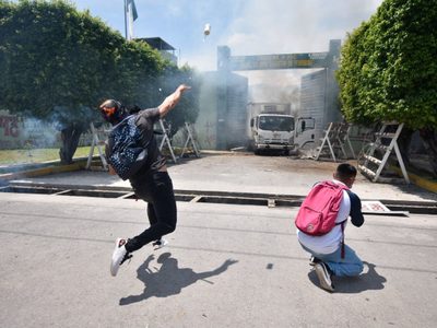 En segundo día de acciones, normalistas de Ayotzinapa atacan el 27 Batallón de Infantería en Iguala