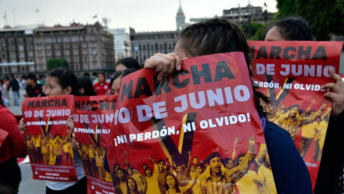 Colectivos conmemoraron en el Zócalo de CDMX el aniversario 53 de la matanza de Corpus