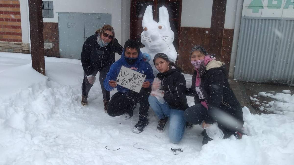 En pleno centro de Zapala, una familia disfrutó el momento junto al muñeco de nieve. Fuente: (Daniel Signorile)